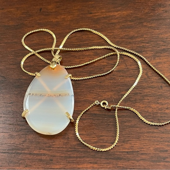 Natural banded scenic agate gold tone pendant & chain - Picture 2 of 8